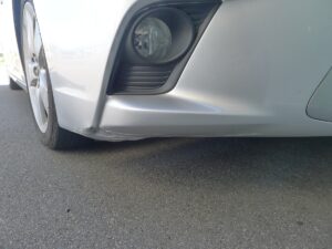 レクサスIS フロントバンパー右下の擦り傷とへこみ 修理前の状態