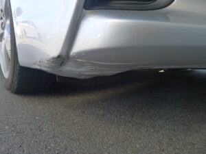 レクサスIS フロントバンパー右下の擦り傷部分の拡大画像