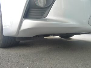 レクサスIS フロントバンパー右下の傷とへこみを板金塗装で綺麗に修理した完成状態
